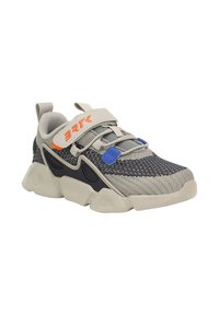 Sportliche Schuhe mit einem grauen Mesh-Obermaterial, blauen Akzenten und einem Klettverschluss. Umfangreiche weiße Laufsohle mit strukturierten schwarzen Akzenten.