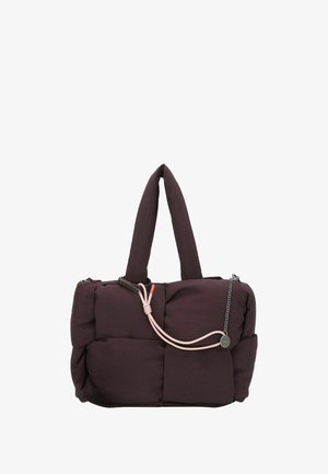 Borsa imbottita marrone scuro con due manici, dettaglio con coulisse rosa e un piccolo ciondolo metallico rotondo attaccato a una catena.