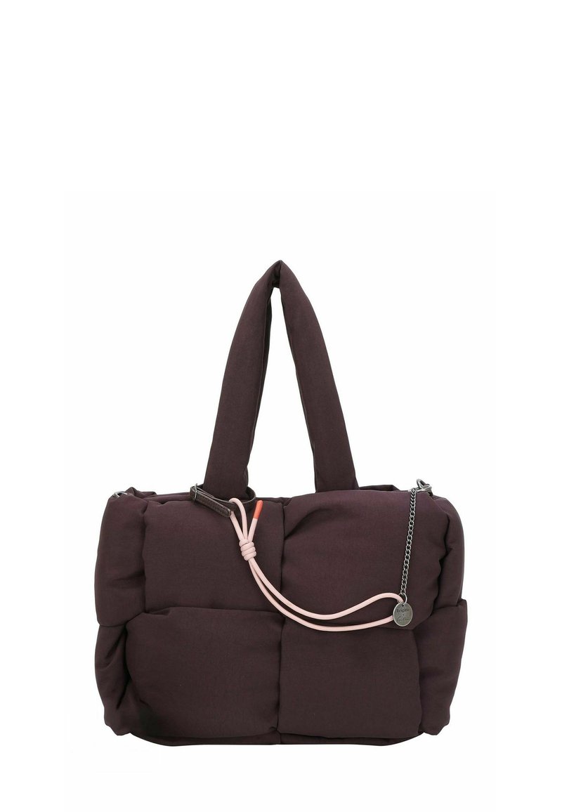 Borsa imbottita marrone scuro con due manici, dettaglio con coulisse rosa e un piccolo ciondolo metallico rotondo attaccato a una catena.