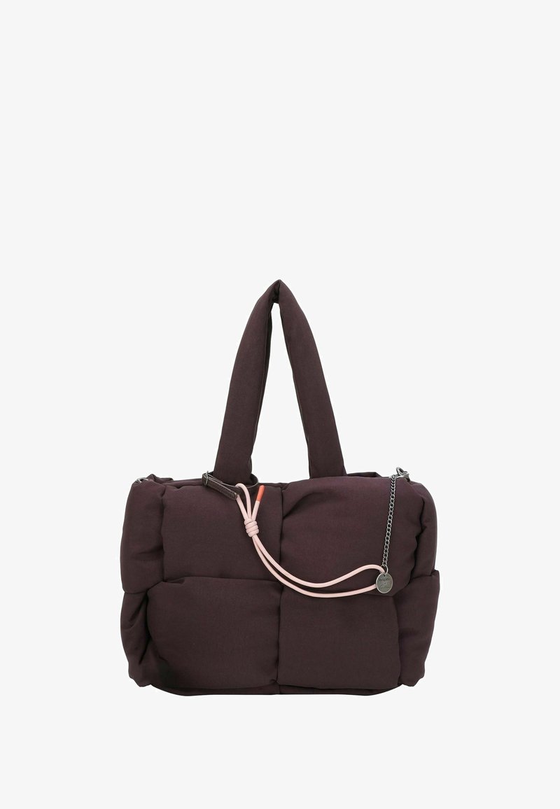 Borsa imbottita marrone scuro con due manici, dettaglio con coulisse rosa e un piccolo ciondolo metallico rotondo attaccato a una catena.