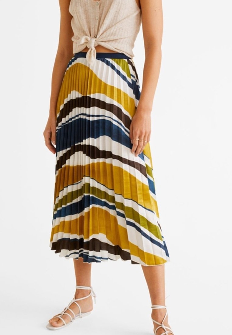 Falda midi plisada con un patrón de rayas multicolores en azul, amarillo, blanco y marrón, hecha de una tela ligera.