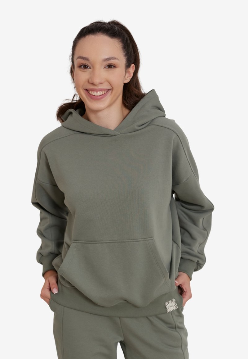 Khaki zielona bluza z kapturem, z materiału mieszanki bawełny, luźny krój, kieszeń typu kangur, ściągacze przy mankietach i u dołu, z delikatnie haftowanym logo.
