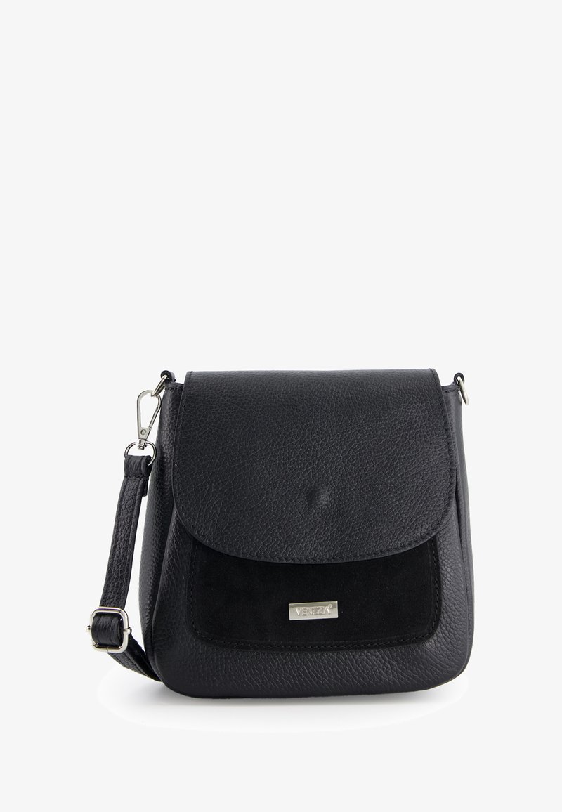 Czarna skórzana torebka na ramię z teksturowanym wykończeniem, zamszowym klapkiem, regulowanym paskiem i srebrnymi elementami, w tym z płytką z logo.