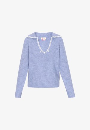 Šviesiai mėlynas megztinis su tekstūruotu audiniu, V formos iškirpte ir baltu banguotu apykakle. Priedai - du dekoratyviniai mygtukai priekyje.