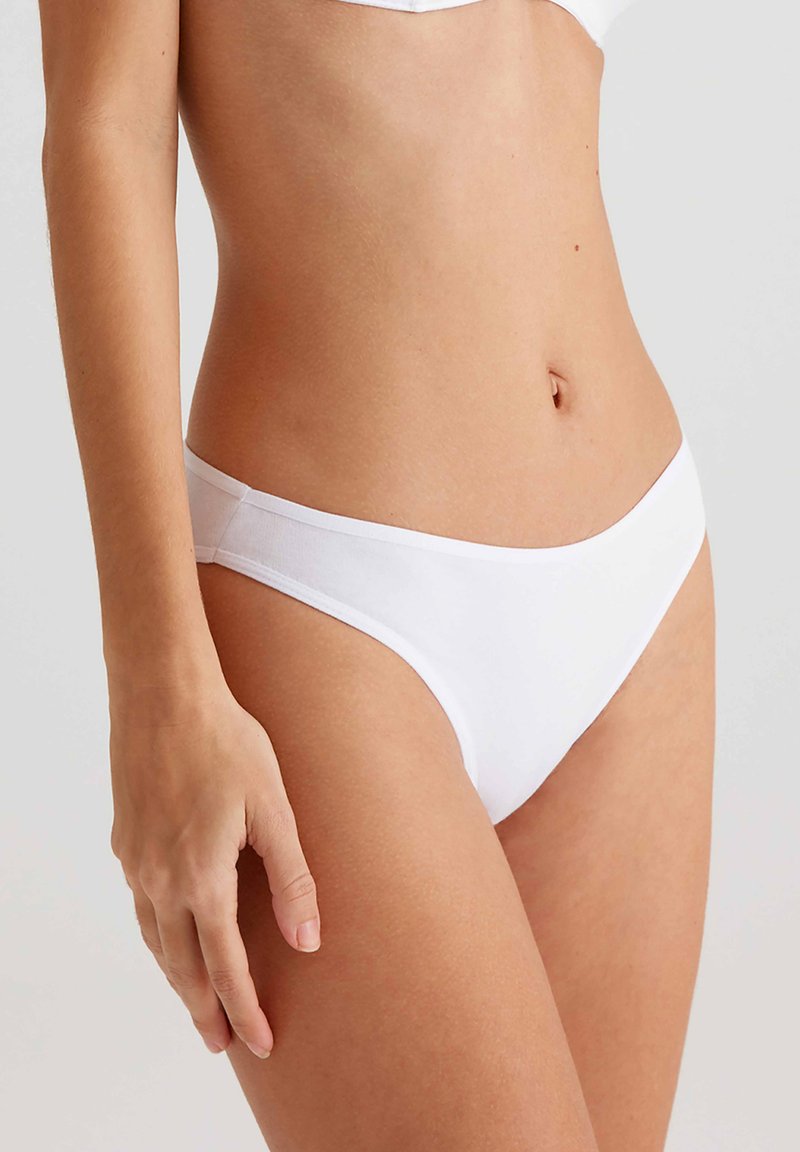 Witte katoenen bikini onderbroek met een gladde textuur, laaguitgevallen ontwerp en minimale naden, met een comfortabele tailleband.
