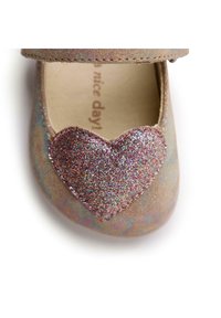 Scarpa beige dall'aspetto vellutato con un accento a forma di cuore arcobaleno scintillante sulla punta, dotata di una fascia con chiusura a strappo.
