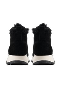 Botas de tobillo de ante negro con un collar de piel texturizada, con suela blanca y plantilla de goma negra, diseño elegante y tira de agarre trasera.