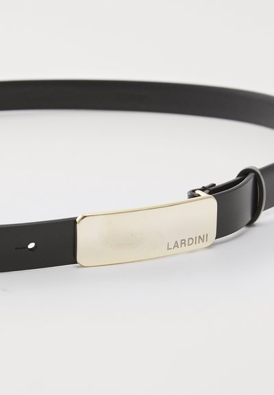 Must mustri vöö, millel on kuldne metallesineklambriga, millel on graveeritud "LARDINI" ja reguleeritav sulgemine sobivuse jaoks. Sile tekstuur ja stiilne disain.