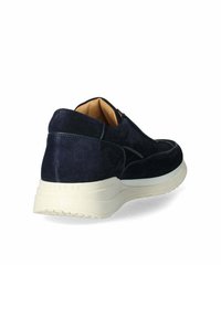 Sneaker in suede blu navy con suola in gomma bianca spessa, tomaia strutturata e punta rotonda. Caratterizzato da un logo discreto sul tallone.