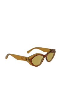 Óculos de sol estilo gato com armações em âmbares translúcidos e vermelho escuro, lentes amarelas e detalhe do logótipo discreto na haste.