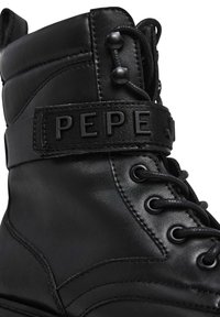 Černé kožené kotníkové boty s polstrovaným límcem, kulatými tkaničkami a výrazným označením s nápisem "PEPE". Mají texturovaný povrch a minimální šití.