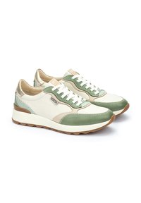Zapatillas de deporte de cuero beige con detalles en verde y crema, paneles texturizados y suela de goma, que presentan costuras contrastantes.