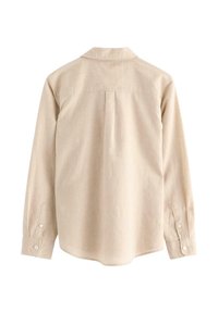 Camicia a maniche lunghe di un beige chiaro realizzata in tessuto testurizzato, con colletto a punta, polsini con bottoni e una piega centrale sul retro.