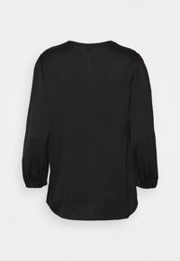 Blouse noire avec de longues manches bouffantes ; tissu lisse et léger ; encolure ronde ; ourlet incurvé ; design minimaliste.