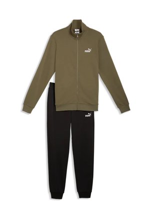 Olijfgroene vest met ritssluiting en wit Puma-logo, gecombineerd met zwarte joggerbroek met hetzelfde Puma-logo op de linkerdij.