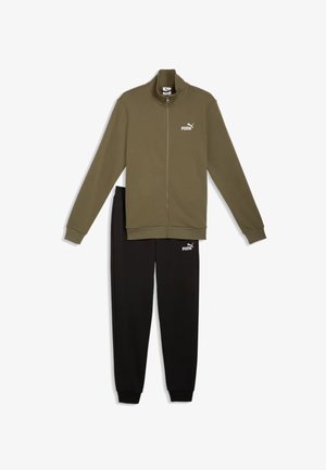 Olijfgroene vest met ritssluiting en wit Puma-logo, gecombineerd met zwarte joggerbroek met hetzelfde Puma-logo op de linkerdij.