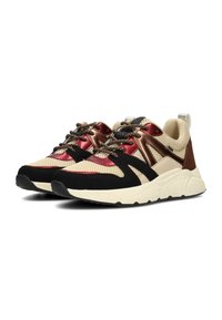 Chaussures de sport avec une tige en mesh beige, des accents en suède noir et marron, des détails réfléchissants rouges et des lacets texturés. Semelle épaisse en caoutchouc blanc.