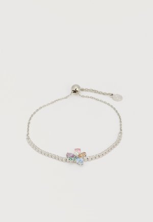 Bracelet ajustable en argent avec un centre orné d'une pierre précieuse multicolore en forme de fleur et d'une perle sur fond blanc.
