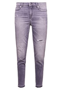 Vaqueros de denim gris claro, ajustados y de corte slim, con parches desgastados y detalles de desgaste. Cuenta con un diseño estándar de cinco bolsillos y cierre de botón.