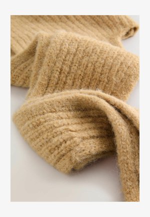 Brahns adīts šalle, izgatavota no mīkstas, teksturētas vilnas, ar ribota raksta un saplēstiem malām, rādīta salocītā pozīcijā.