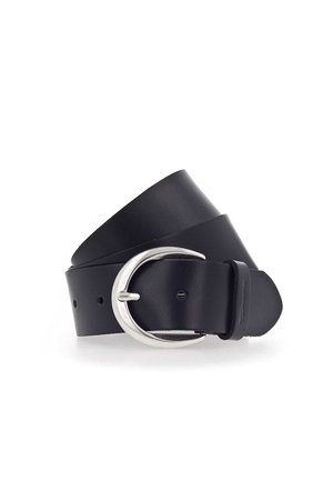 Czarny skórzany pasek z okrągłą srebrną klamrą, zwinięty na białym tle.