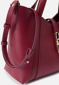 Bolsa de couro texturizado em borgonha com design elegante, alças duplas, acabamentos em dourado e forma estruturada. Destaques incluem costura detalhada.