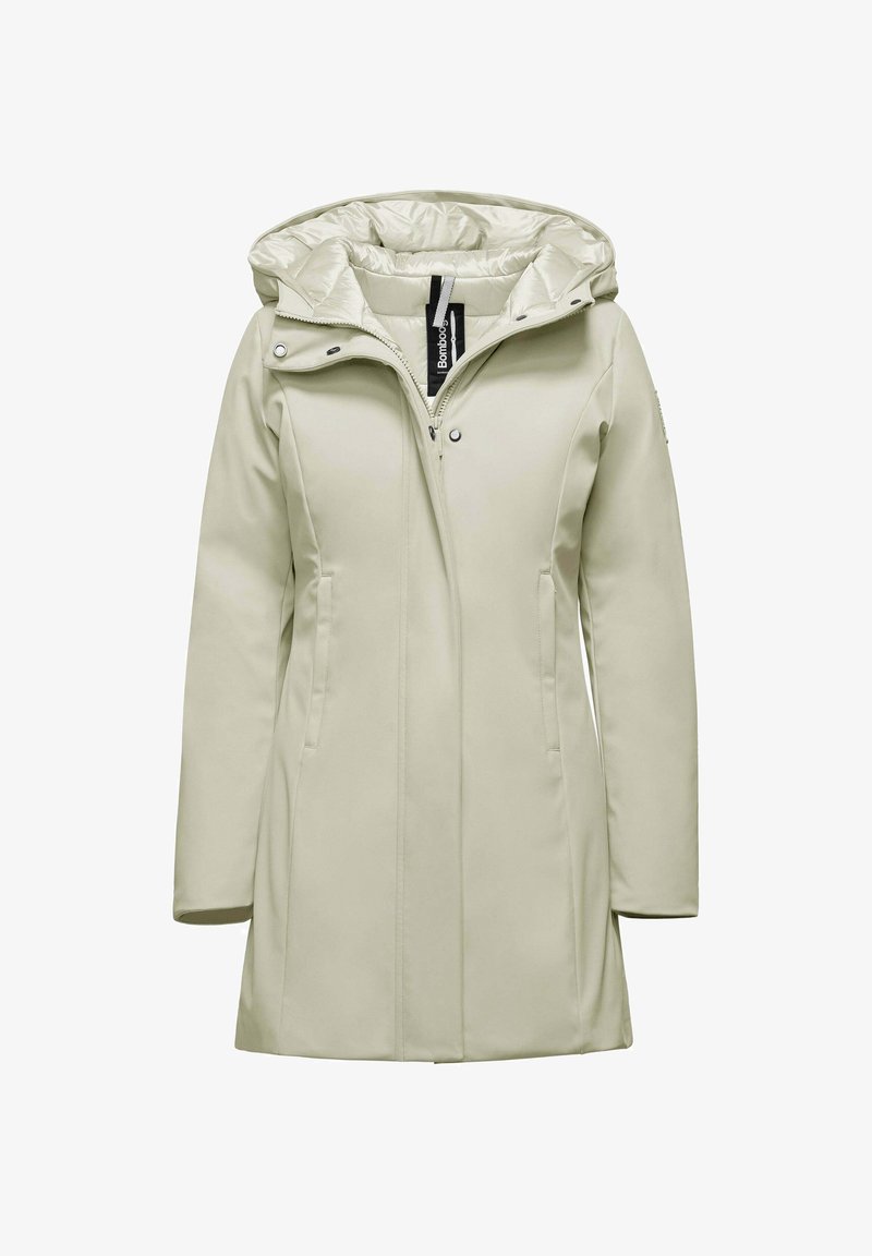 Jasnobeżowy wodoodporny płaszcz z kapturem, kieszeniami bocznymi, zapięciem na zamek błyskawiczny i pikowaną podszewką. Gładka zewnętrzna tekstura z minimalnymi detalami sprzętowymi.