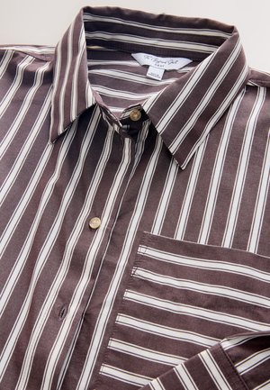 Braun-weiß gestreiftes Hemd aus Baumwolle mit Knopfleiste, Kragen, Brusttasche und beigen Knöpfen mit glatter Textur.