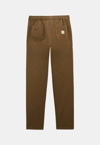 Pantalon marron avec une taille élastique, deux poches arrière avec des boutons et une petite étiquette. Texture lisse et design à jambe droite.