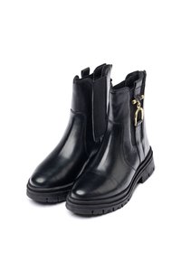 Botas de tobillo de cuero negro con paneles laterales elásticos, suela texturizada y un detalle de acento dorado en el lateral. Acabado suave con puntas redondeadas.