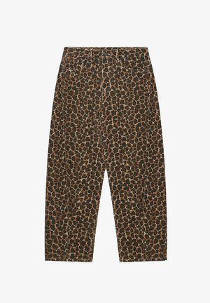 Pantalon droit imprimé léopard marron et noir avec poches avant et arrière et fermeture à bouton à la taille.