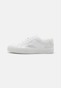 Zapatillas blancas de cuero con suela de goma texturizada, acabado suave y sutiles detalles en gris en los lados y la lengüeta.