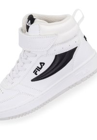 Zapatillas altas blancas con detalles en negro, material de cuero, superficie texturizada, suela plana y una correa de velcro para mayor soporte.