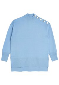 Suéter azul claro con un alto cuello acanalado, que presenta cinco botones decorativos en el hombro izquierdo y puños y dobladillo acanalados.