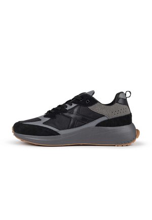 Zapatillas deportivas en negro y gris que presentan materiales de ante y malla, una puntera redondeada, una entresuela acolchada y una suela exterior de goma texturizada.