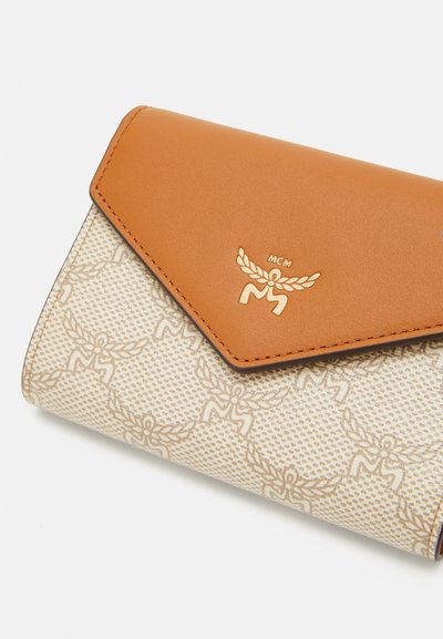 Billetera de piel marrón con una parte exterior texturizada en color crema que presenta un sutil patrón de logo. En la parte frontal tiene un detalle del logo de la marca en relieve.