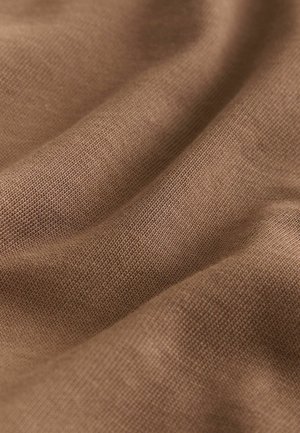 Barna szövet texturált szövésmintával, lágy, gyűrött redőkkel. Az anyag könnyűnek és sokoldalúnak tűnik. Finom fényesség látható.