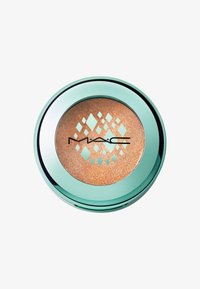 Bronzer MAC w okrągłym, turkusowym opakowaniu z odbijającą się krawędzią. Puder ma ciepły, błyszczący odcień brązu z diamentowym wzorem na powierzchni.