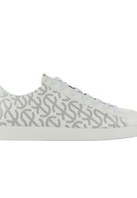 Sneaker bianco con un motivo perforato caratterizzato da forme astratte nere. Punta tonda, suola bianca piatta e lacci azzurri chiari.