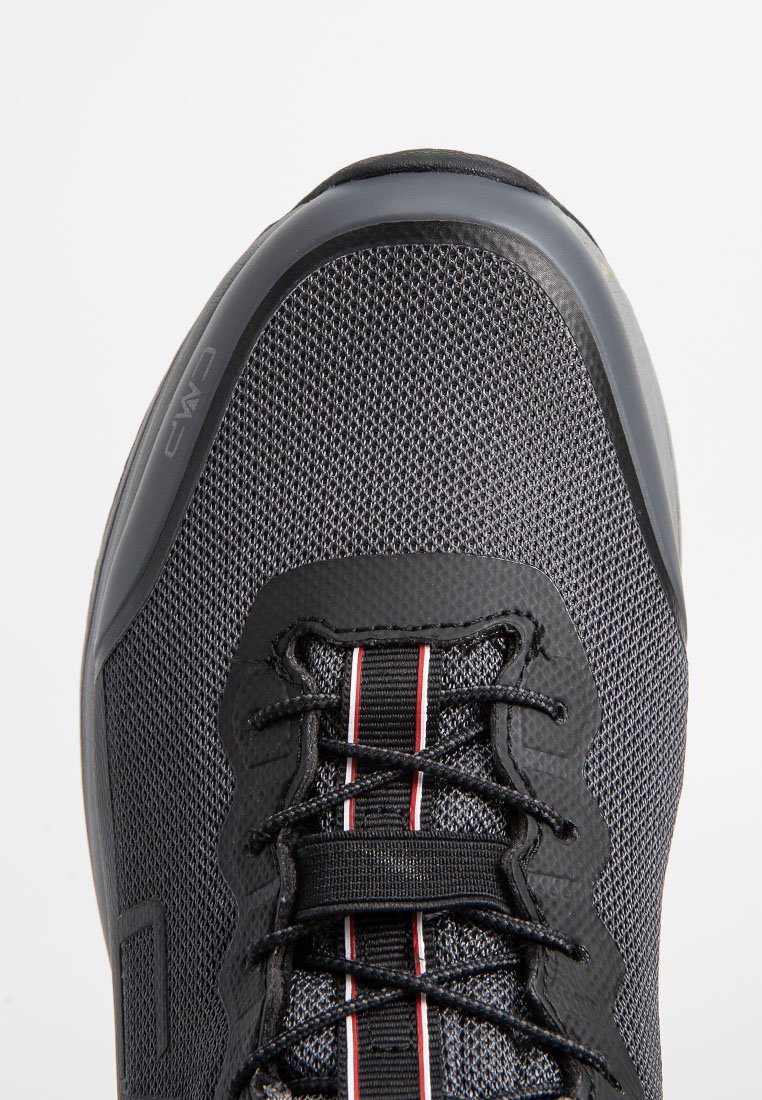 Scarpa sportiva nera con tomaia in mesh traspirante, suola in gomma liscia, dettagli dei lacci rossi e bianchi in contrasto e accenti testurizzati.