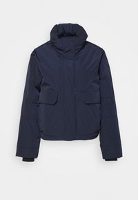 Marinblå vadderad jacka med hög krage, fickor med klaff, långa ärmar och dold framtagningsdragkedja samt tryckknappsstängning.