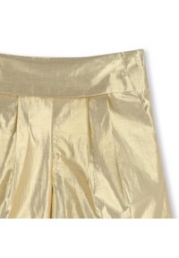 Gouden geplooide broeken met een glanzende, gladde textuur, voorzien van een brede tailleband en een zijrits.