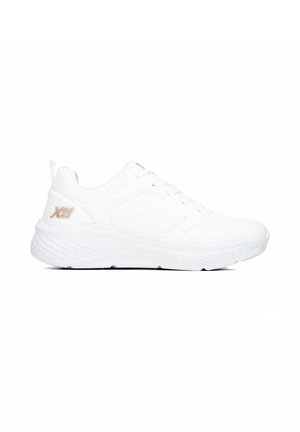 Biały sportowy sneaker z teksturowaną podeszwą, sznurowaniem z przodu i małym beżowym logo blisko pięty, przedstawiony z boku na białym tle.