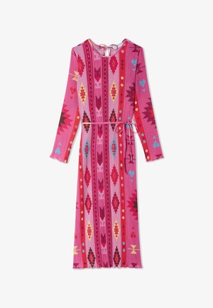 Pikad varrukad roosa kleit mitmevärviliste geomeetriliste mustritega, soonilise tekstuuriga, võtmeaugukaelusega ja õhukese sama materjalist vööga vöökohal.