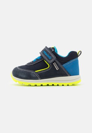 Toddler sneaker i marineblå og klar gul med velcrolukning, mesh paneler, polstret krave og tekstureret sål til udendørs greb.