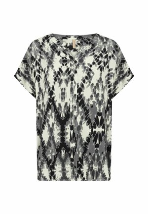 Rövid ujjú blúz könnyű anyagból, fekete-fehér batikolt mintával. V nyakú kialakítás, laza szabással és középen gombos nyílással.
