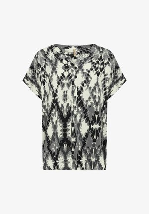 Rövid ujjú blúz könnyű anyagból, fekete-fehér batikolt mintával. V nyakú kialakítás, laza szabással és középen gombos nyílással.