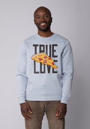 Sweatshirt bleu clair avec un grand graphique d'une part de pizza garnie de pepperoni en forme de cœur et le texte "VRAIE AMOUR". Tissu doux, col rond.