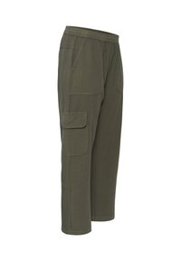 Pantalon cargo vert olive avec taille élastique, poche à rabat latérale et poches inclinées à l'avant, coupe droite raccourcie.