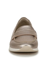 Metalen taupe schoen met een ronde neus, stoffen band over de voorkant en een lichte witte zool. Gladde textuur met subtiele stikdetails.